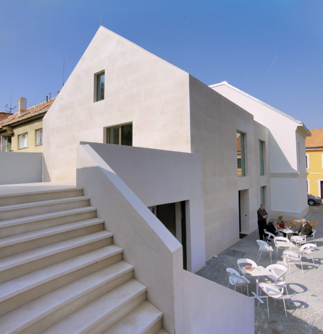 008UQ7sXAXR1460632666