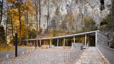 Vstupní budova areálu Punkevních jeskyní v Moravském krasu