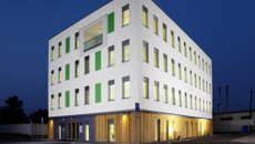 OTAZNÍK, První pasívní administrativní budova v České republice