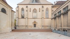 Piazzetta u kaple Sv. Kosmy a Damiána v Emauzích