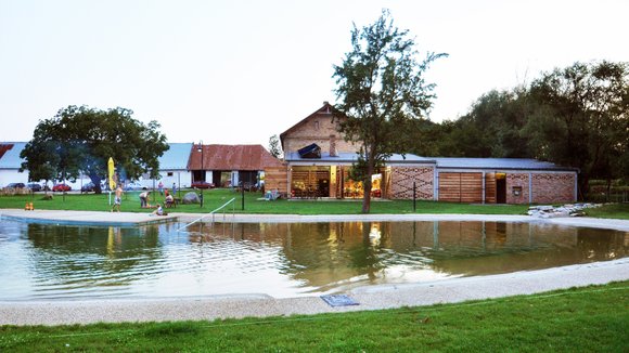 Adaptace bývalých zemědělských garáží na zázemí biotopu