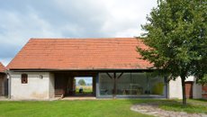 Atelier zasunutý do stodoly