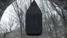 Létající černý dům