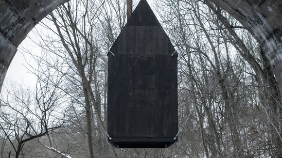 Létající černý dům