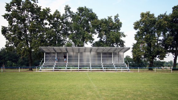 Tribuna fotbalového hřiště TJ Sokol Záryby