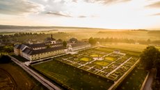 Kuks - Granátové jablko Komplexní obnova hospitální zahrady a zelněně v areálu