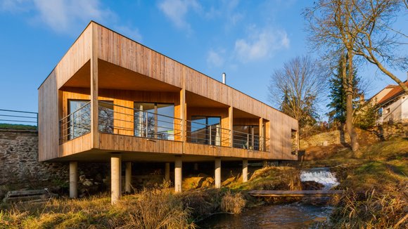 Dům nad vodopádem