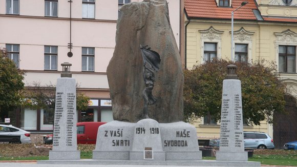 Pomník obětem I. a II. světové války na náměstí v Praze - Zbraslavi - rekonstrukce