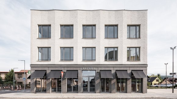 Radnice města Lázně Bělohrad a úprava náměstí K.V. Raise