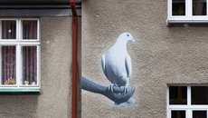 Holoubek - připomínka Františka Vláčila na domě, kde strávil dětství