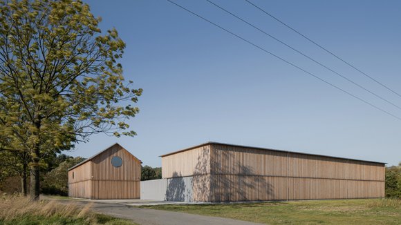 Tři domy a dvůr pod Lysou horou