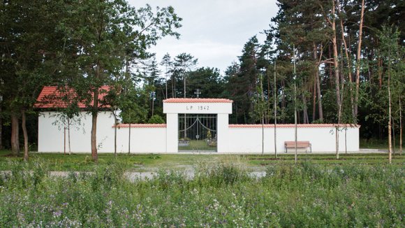 Předprostor lesního hřbitova v Srbsku