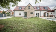 Stavení s červenou pumpou