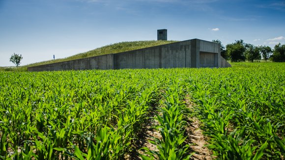 Vodojem s vyhlídkou na zříceninu hradu Trosky