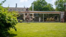 Bazén,  venkovní kuchyně a zahradní domek u vily v Pardubicích