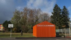 Zázemí tenisových kurtů ve sportovním areálu ZŠ a MŠ ve Studenci