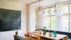 Byt s obrazy na stěnách i na podlaze